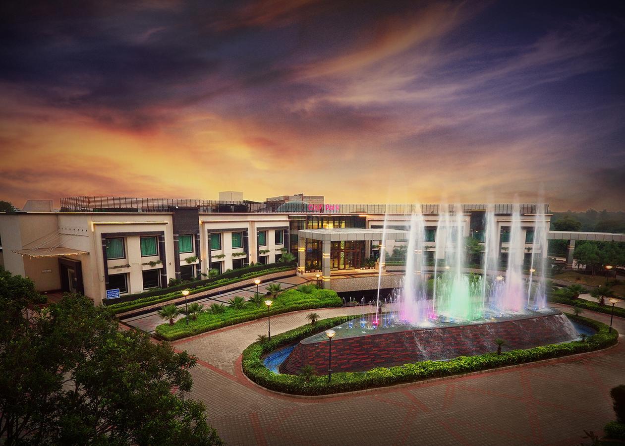City Park Resort Bahādurgarh Buitenkant foto
