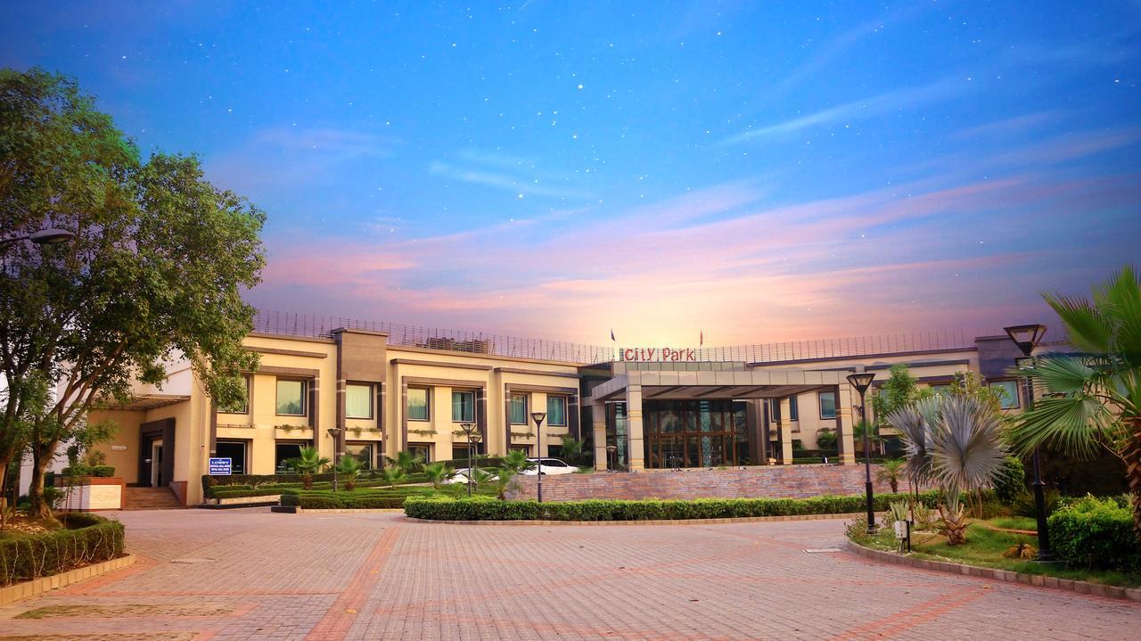 City Park Resort Bahādurgarh Buitenkant foto